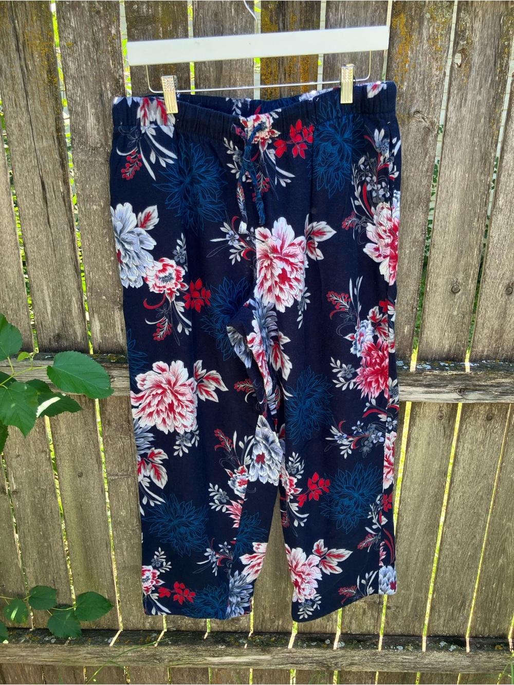 Liz Claiborne Navy Floral Pull-On Capri Pants